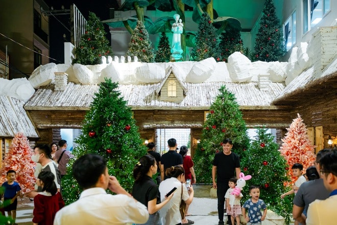 VIDEO: Nhà thờ trang trí hàng chục cây thông Giáng sinh "hot hit" tại TPHCM - Ảnh 10.