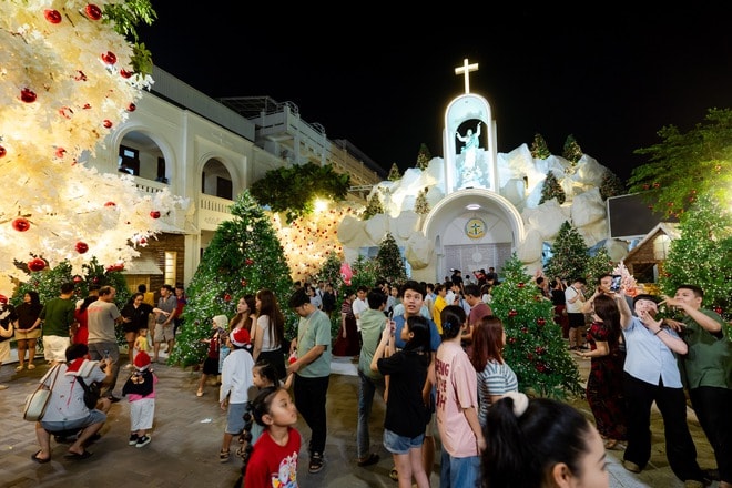 VIDEO: Nhà thờ trang trí hàng chục cây thông Giáng sinh "hot hit" tại TPHCM - Ảnh 23.