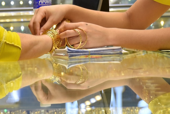 Giá vàng miếng SJC và vàng nhẫn hạ nhiệt , rời mốc đỉnh kỷ lục - Ảnh 2.