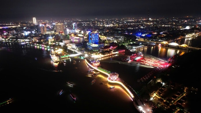 Một doanh nghiệp tài trợ nhiều sà lan làm sân khấu cho lễ hội quy mô lớn ở Cần Thơ - Ảnh 2.