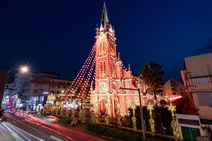 VIDEO: Nhà thờ trang trí hàng chục cây thông Giáng sinh "hot hit" tại TPHCM - Ảnh 1.