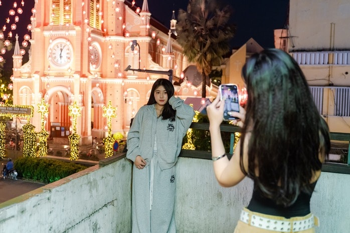 VIDEO: Nhà thờ trang trí hàng chục cây thông Giáng sinh "hot hit" tại TPHCM - Ảnh 6.