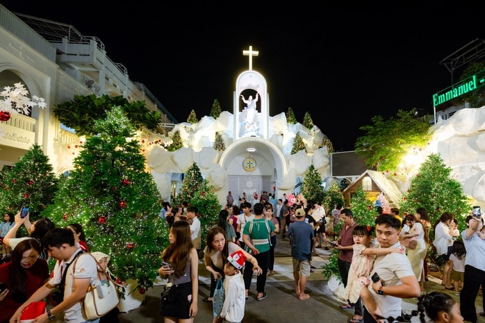 VIDEO: Nhà thờ trang trí hàng chục cây thông Giáng sinh "hot hit" tại TPHCM - Ảnh 7.