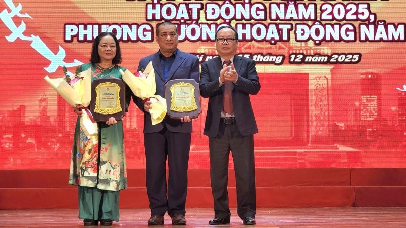 'Đi về phía mặt trời' của nhà thơ Lê Cảnh Nhạc hai lần được Hội Nhà văn Hà Nội xét tặng giải thưởng- Ảnh 3. 'Đi về phía mặt trời' của nhà thơ Lê Cảnh Nhạc hai lần được Hội Nhà văn Hà Nội xét tặng giải thưởng- Ảnh 3.