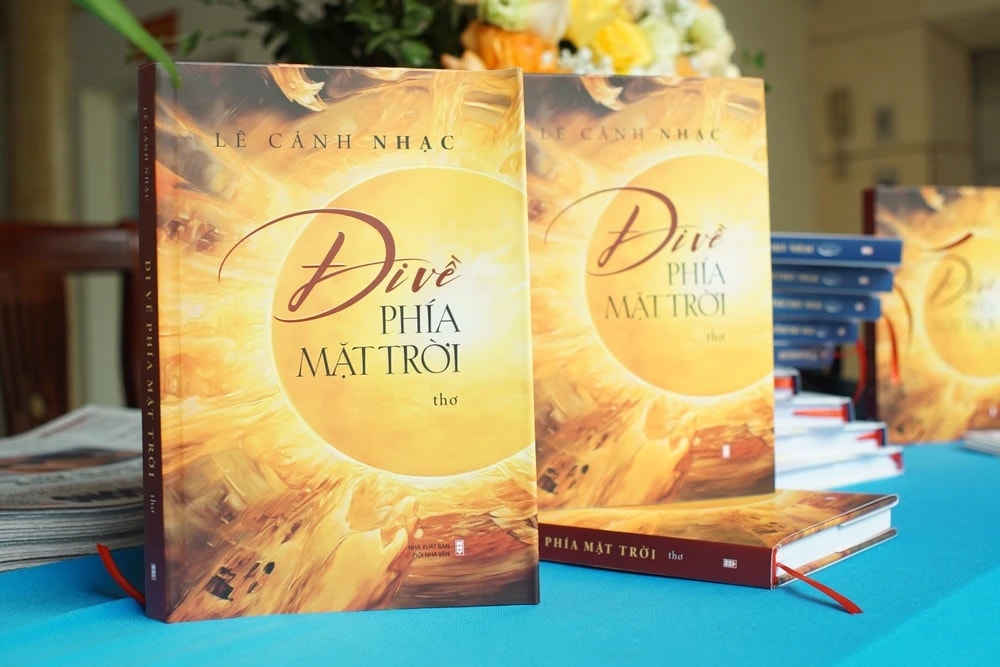 'Đi về phía mặt trời' của nhà thơ Lê Cảnh Nhạc hai lần được Hội Nhà văn Hà Nội xét tặng giải thưởng- Ảnh 5. 'Đi về phía mặt trời' của nhà thơ Lê Cảnh Nhạc hai lần được Hội Nhà văn Hà Nội xét tặng giải thưởng- Ảnh 5.