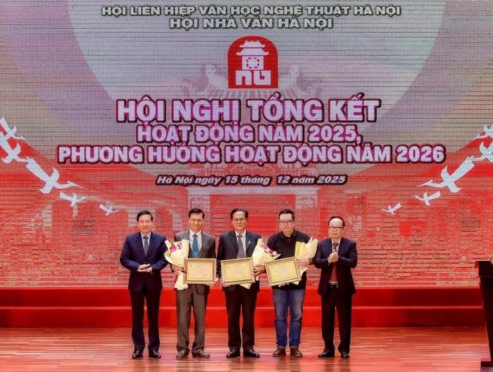 'Đi về phía mặt trời' của nhà thơ Lê Cảnh Nhạc hai lần được Hội Nhà văn Hà Nội xét tặng giải thưởng- Ảnh 1. 'Đi về phía mặt trời' của nhà thơ Lê Cảnh Nhạc hai lần được Hội Nhà văn Hà Nội xét tặng giải thưởng- Ảnh 1.