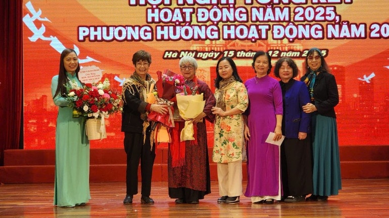 'Đi về phía mặt trời' của nhà thơ Lê Cảnh Nhạc hai lần được Hội Nhà văn Hà Nội xét tặng giải thưởng- Ảnh 2. 'Đi về phía mặt trời' của nhà thơ Lê Cảnh Nhạc hai lần được Hội Nhà văn Hà Nội xét tặng giải thưởng- Ảnh 2.