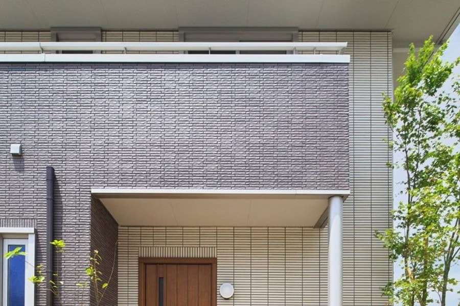 Nên chọn gạch có màu sắc hài hòa với kiến trúc tổng thể. (Ảnh: Xây dựng Cát Biển)