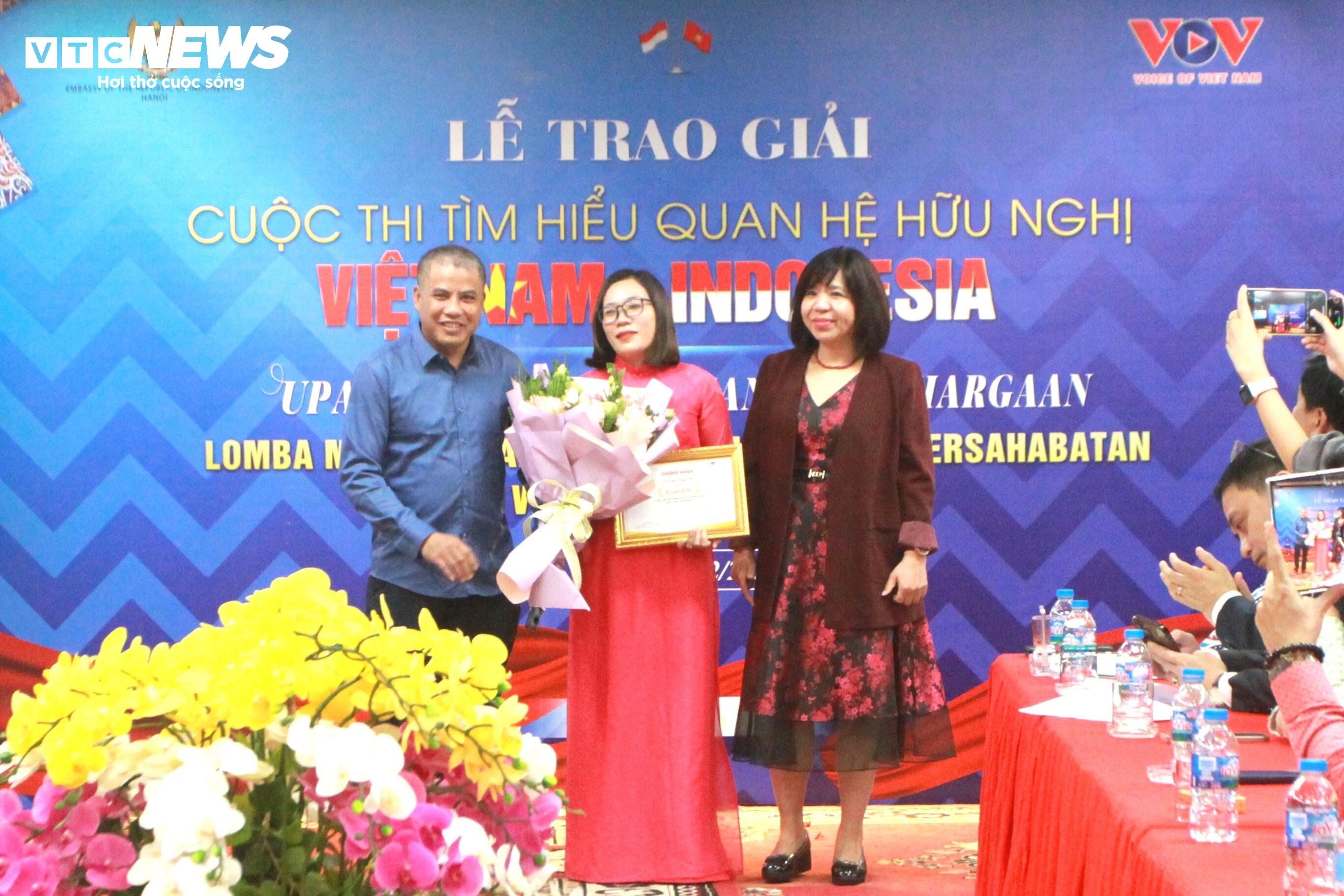 Các thí sinh khác nhận giải tại cuộc thi.