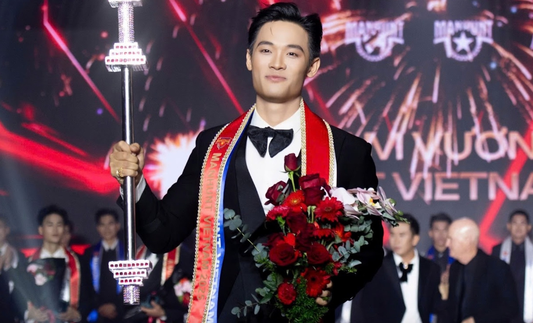 Trần Tiến Dũng đăng quang Manhunt Vietnam 2025.