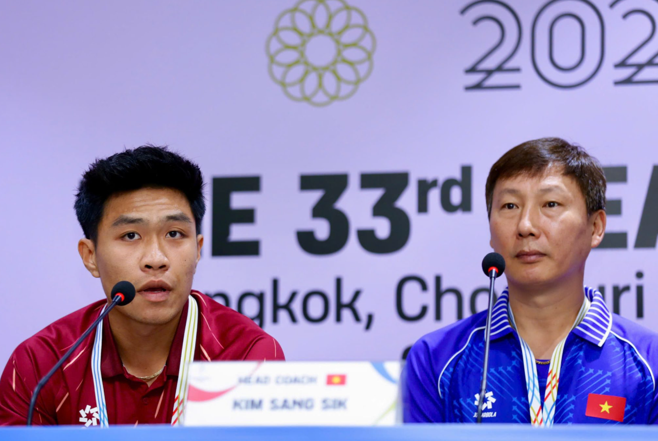 HLV Kim Sang-sik và Trung vệ Phạm Lý Đức có mặt ở buổi họp báo. (Nguồn: VFF)