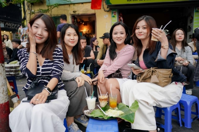 Nhóm du khách TP HCM chụp ảnh ở Nhà thờ lớn Hà Nội tháng 10. Ảnh: Hoàng Giang