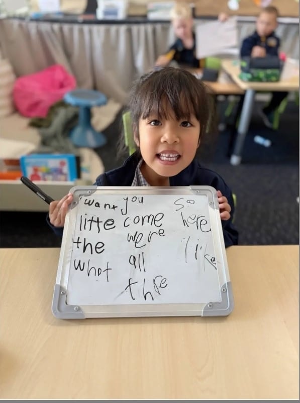 Con gái lớp Một của Ngọc Diễm trong một buổi học ở trường, tháng 11/2025. Ảnh: Gia đình cung cấp