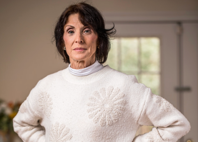 Bà Laura Wellington, 59 tuổi tại nhà ở Connecticut. Ảnh: WSJ