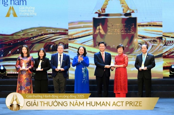 Đại diện Quỹ Thiện Tâm, Tập đoàn Vingroup, nhận giải thưởng nămcủa giải thưởng Hành động vì cộng đồng 2025, hôm 16/12. Ảnh: Quỹ Thiện Tâm