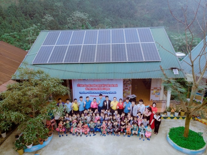 Quỹ Thiện Tâm hỗ trợ lắp đặt hệ thống điện mặt trời cho trường Mầm non Mỏ Vàng, Mù Cang Chải, Yên Bái. Ảnh: Quỹ Thiện Tâm