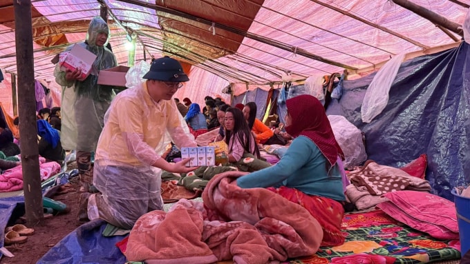 Cán bộ Quỹ Thiện Tâm khảo sát, thăm hỏi các gia đình chịu ảnh hưởng bão lũ. Hai tháng cuối năm 2025, Quỹ hỗ trợ 1.000 tỷ đồng cho đồng bào. Ảnh: Quỹ Thiện Tâm