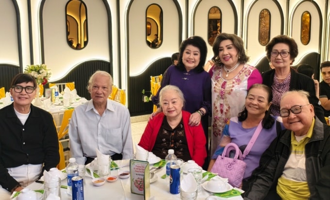 Dàn nghệ sĩ ngồi từ trái qua: Thanh Điền, vợ chồng Quốc Nhĩ - Thanh Nguyệt, vợ chồng Hoa Lan - Hùng Minh gặp lại Phượng Liên sau nhiều năm xa cách. Ảnh: Hoàng Kim