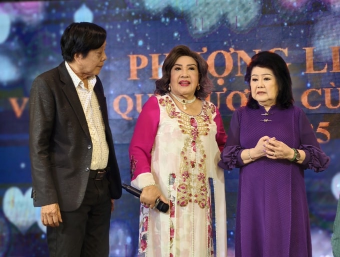 Nghệ sĩ Phượng Liên (phải) ở tuổi 78, bên Lệ Thủy, Trọng Hữu trong buổi họp mặt thân mật, hôm 16/12. Ảnh: Hoàng Kim