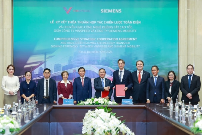 Đại diện lãnh đạo của Siemens Mobility và VinSpeed trao biên bản ghi nhớ hợp tác chiến lược toàn diện và chuyển giao công nghệ đường sắt tốc độ cao. Ảnh: VinSpeed