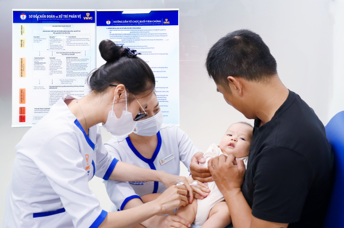 Trẻ nhỏ tiêm vaccine 6 trong 1 có thành phần bại liệt tại Hệ thống Tiêm chủng VNVC. Ảnh: An Nhiên