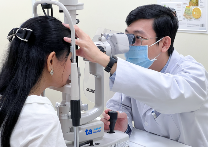 Bác sĩ Tùng khám mắt cho một phụ nữ. Ảnh: Bệnh viện Đa khoa Tâm Anh