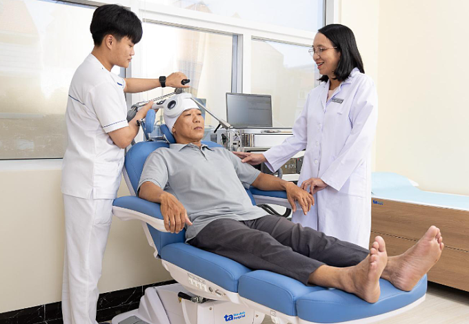 Người bệnh điều trị căng thẳng bằng phương pháp kích thích từ trường xuyên sọ. Ảnh: Bệnh viện Đa khoa Tâm Anh