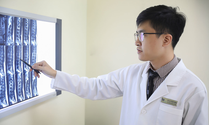 Bác sĩ Thắng giải thích tình trạng cột sống cho người bệnh. Ảnh minh họa: Bệnh viện Đa khoa Tâm Anh