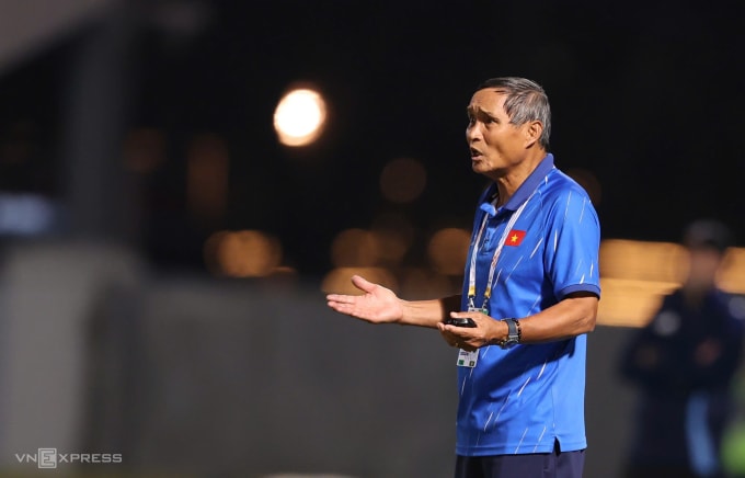 HLV Mai Đức Chung trong trận Việt Nam thua Philippines ở chung kết bóng đá nữ SEA Games 33. Ảnh: Đức Đồng