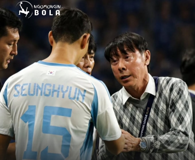 HLV Shin trao đổi với Jung Seung-huyn trong một trận đấu của Ulsan HD ở AFC Champions League Elite. Ảnh: Bola