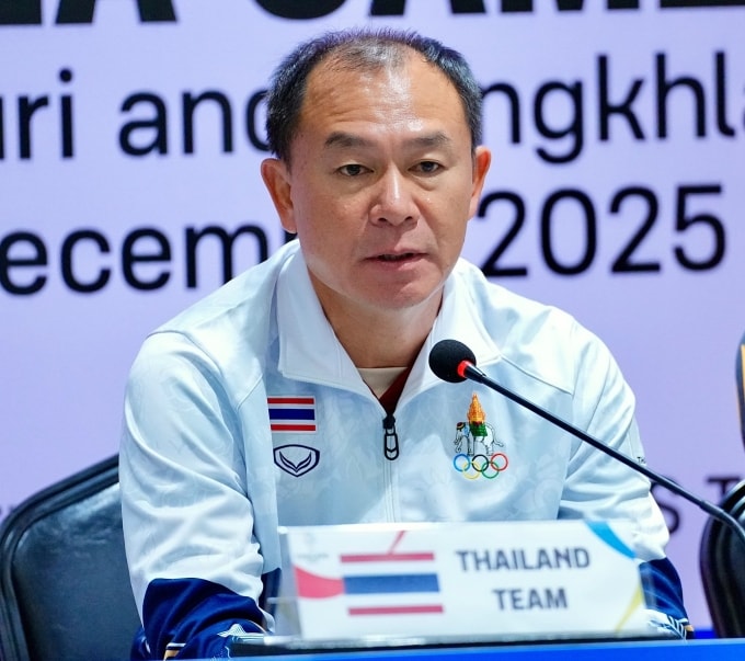 HLV Thawatchai dự họp báo tại SEA Games 33. Ảnh: Changsuek