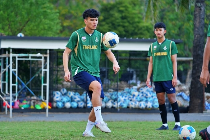 Chanapach trên sân tập cùng U22 Thái Lan chiều 16/12. Ảnh: FAT