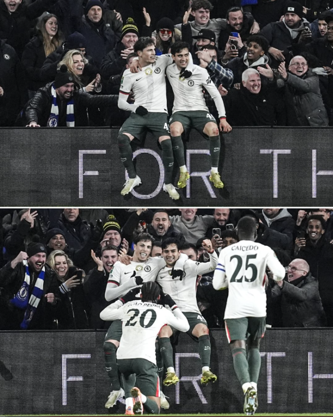 Alejandro Garnacho ngồi trên biển quảng cáo, mừng bàn mở tỷ số cùng Facundo Buonanotte trong trận Chelsea thắng Cardiff City 3-1 ở tứ kết Cup Liên đoàn ngày 16/12. Ảnh: ESPN