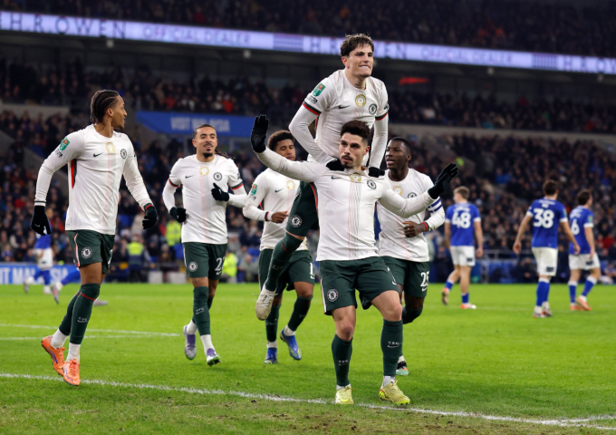 Alejandro Garnacho nhảy lên người Pedro Neto mừng bàn thứ hai của Chelsea. Ảnh: Reuters