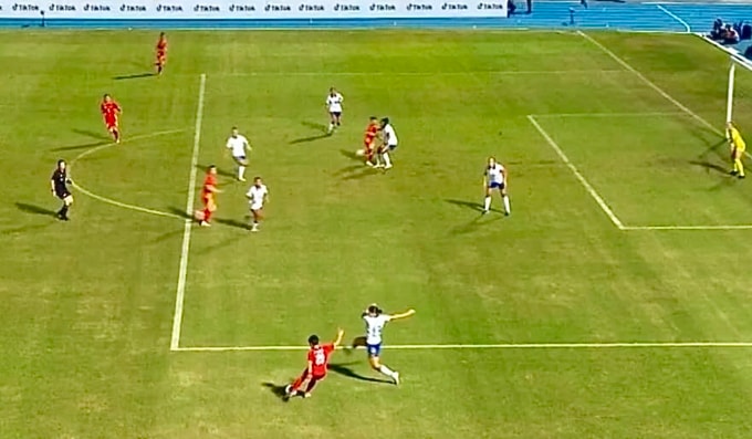 Nguyễn Thị Bích Thùy (áo đỏ phải) di chuyển đón đường tạt của Ngân Thị Vạn Sự, trong trận Việt Nam gặp Philippines ở chung kết bóng đá nữ SEA Games 33, trên sân Chonburi ở Thái Lan, ngày 17/12/2025. Ảnh: Chụp màn hình