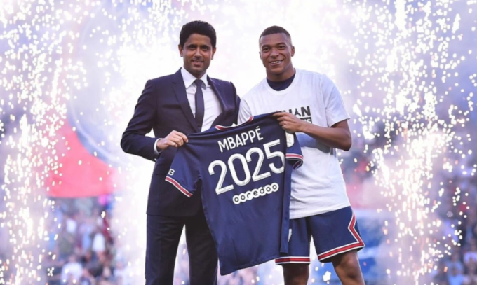 Chủ tịch PSG Al-Khelaifi và Mbappe công bố hợp đồng mới hiệu lực tới 2025 trên sân Parc des Princes trước trận tiếp Metz ở vòng hạ màn Ligue 1 ngày 21/5/2022. Ảnh: psg.fr