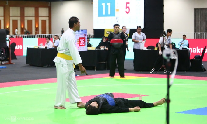 Nguyễn Minh Triết nằm sàn sau cú đấm của Marzuki ở pencak silat, bán kết hạng cân dưới 65kg nam SEA Games 33 tại Bangkok, Thái Lan sáng 16/12/2025. Ảnh: Đức Đồng