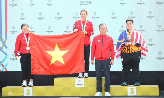 Thu Vinh trong lễ trao huy chương 25m súng ngắn thể thao nữ. Ảnh: Hiếu Lương