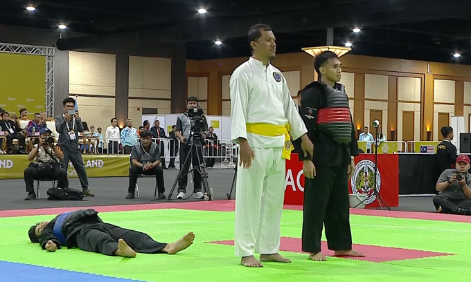 Nguyễn Minh Triết nằm sàn.