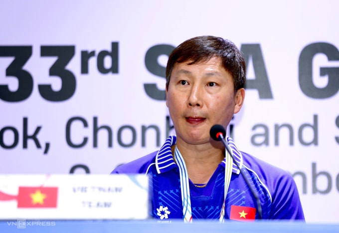 HLV Kim Sang-sik dự họp báo tại SEA Games 33. Ảnh: Hiếu Lương