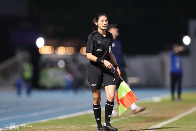 Trợ lý trọng tài Chanthavong Phutsavan trong trận Việt Nam gặp Philippines ở chung kết bóng đá nữ SEA Games 33. Ảnh: Đức Đồng