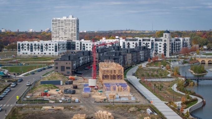 Dãy tòa căn hộ theo giá thị trường tại khu Highland Bridge ở St. Paul, bang Minnesota. Ảnh: WSJ