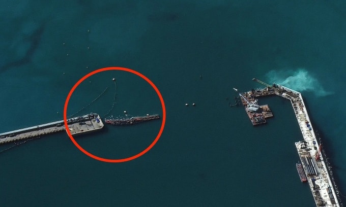 Sà lan (khoanh đỏ) tại lối ra vào quân cảng Novorossiysk trong ảnh chụp vệ tinh tháng 3/2024. Ảnh: Maxar