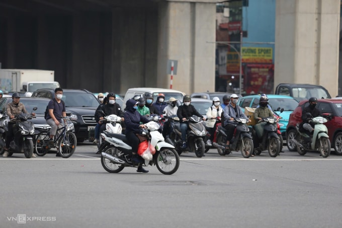 Một trường hợp vượt đèn đỏ trên đường Nguyễn Trãi hôm 15/12. Ảnh: Việt An