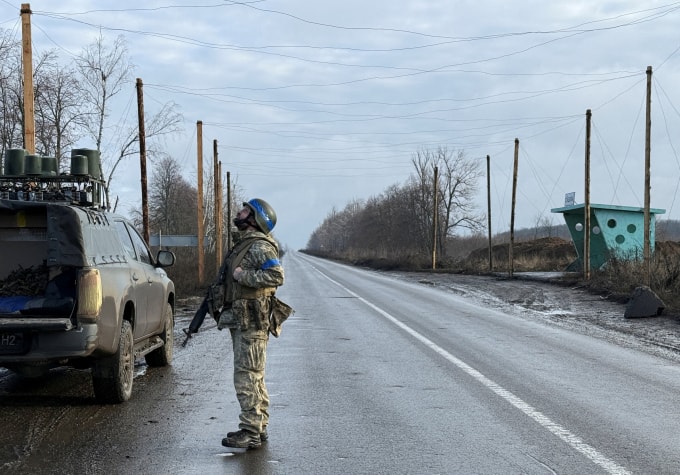Binh sĩ Ukraine đứng gác trên một con đường gần thành phố Kupyansk, tỉnh Kharkov ngày 12/12. Ảnh: Reuters
