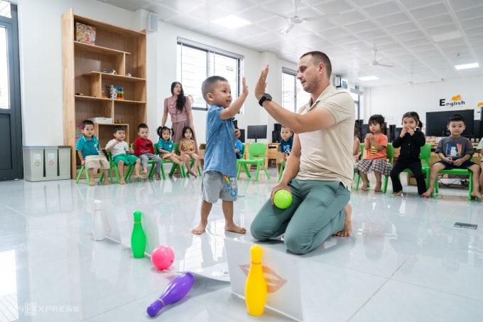 Học sinh tại trường Mầm non Ánh Sao, phường Yên Sở, Hà Nội, được học Tiếng Anh với giáo viên người nước ngoài, tháng 102025. Ảnh Tùng Đinh