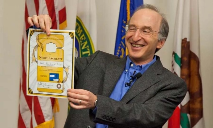 Chủ nhân Nobel Vật lý năm 2011, Saul Perlmutter, nhận giấy phép đỗ xe NL. Ảnh: Berkeley Side