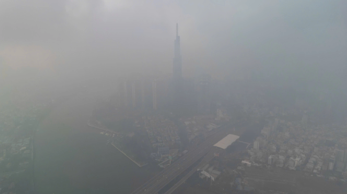Khu vực quanh tòa nhà Landmark-81 và cầu Sài Gòn bị lẫn trong sương mù. Có lúc, tòa nhà cao nhất Việt Nam (461 m)không thể nhìn thấy ngọn, sáng 17/12. Ảnh: Quỳnh Trần