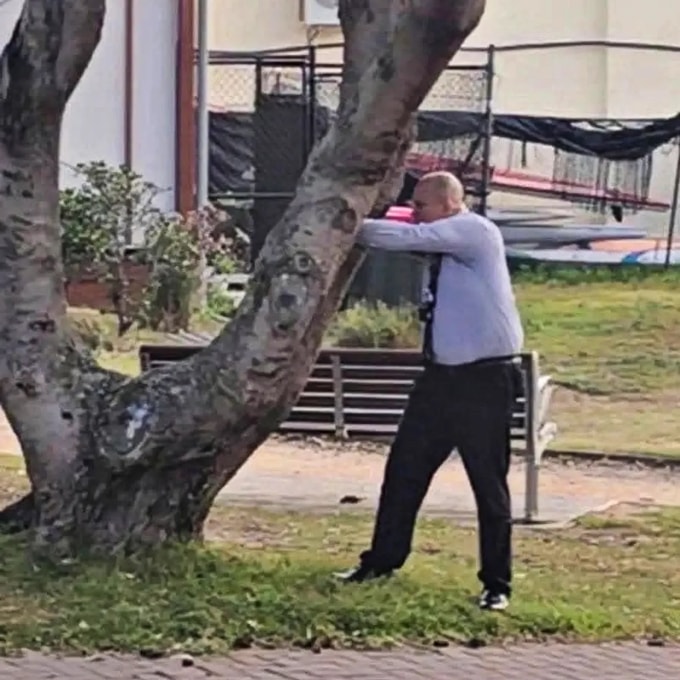 Cesar Barraza nấp sau thân cây cách hai nghi phạm vụ xả súng ở bãi biển Bondi khoảng 40 m. Ảnh: AFR