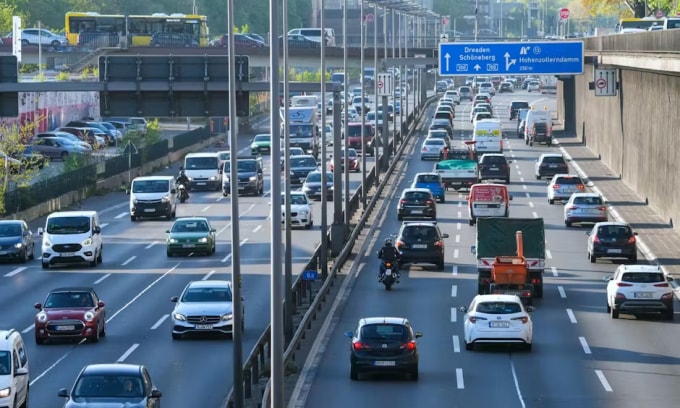 Xe cộ chạy trên đường A100 ở Berlin, một trong những đường cao tốc đông đúc nhất ở Đức. Ảnh: DPA